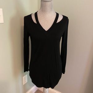 Knit long sleeve neck- shoulder cut out tunic.